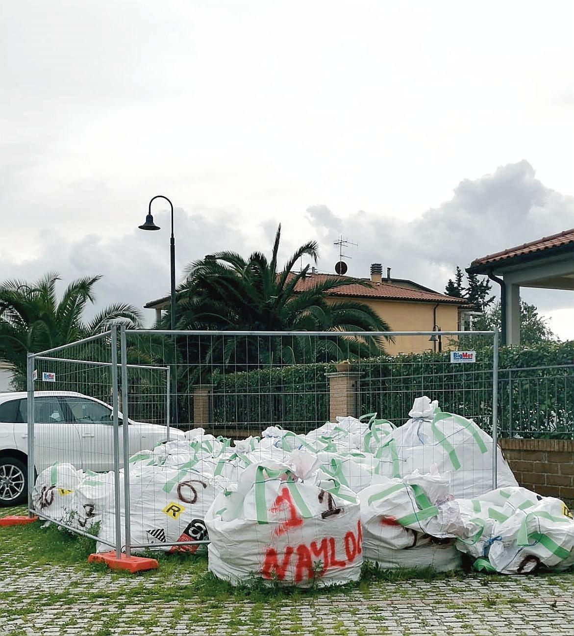 Amianto e rifiuti in 20 sacchi: ordinanza per la rimozione 