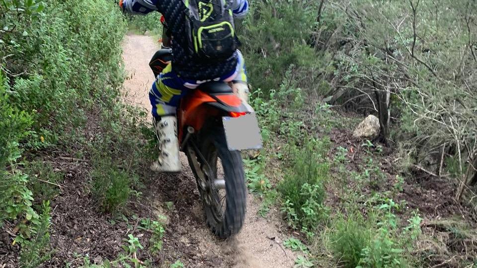 La protesta di Cai e Legambiente: "Troppe moto scorrazzano impunite sui sentieri elbani"