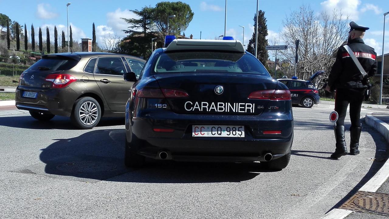 Cagliari, 18enne aggredito dal branco con calci, pugni e colpi di casco: in ospedale