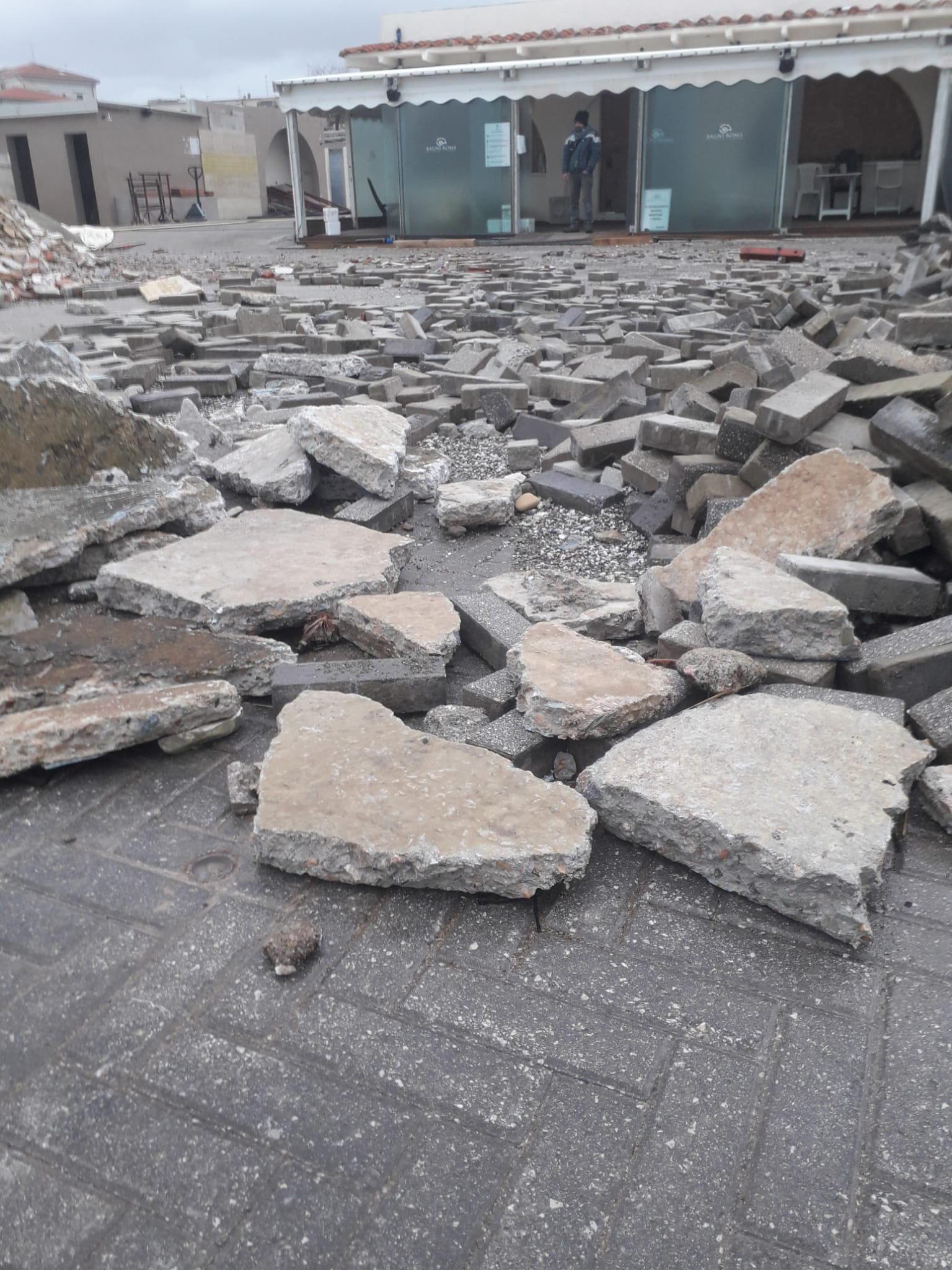 Gli effetti del maltempo, devastati i Bagni Roma. Il titolare: «Ci rimboccheremo la maniche»