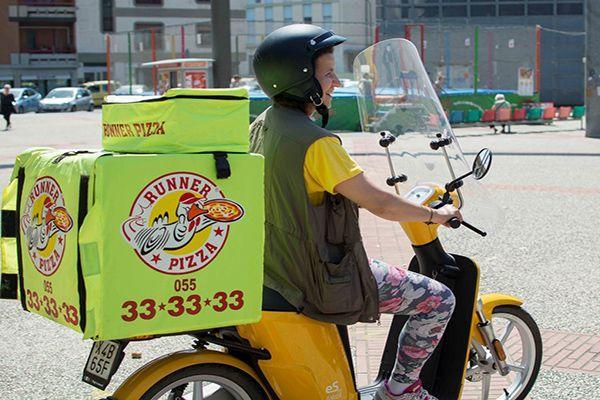 Una rider di Runner Pizza