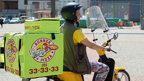 Una rider di Runner Pizza