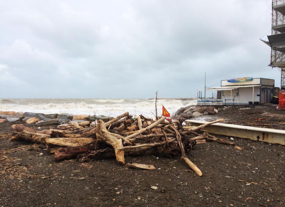Maltempo a Marina di Cecina: la mareggiata si è mangiata la spiaggia di Villa Ginori - Video