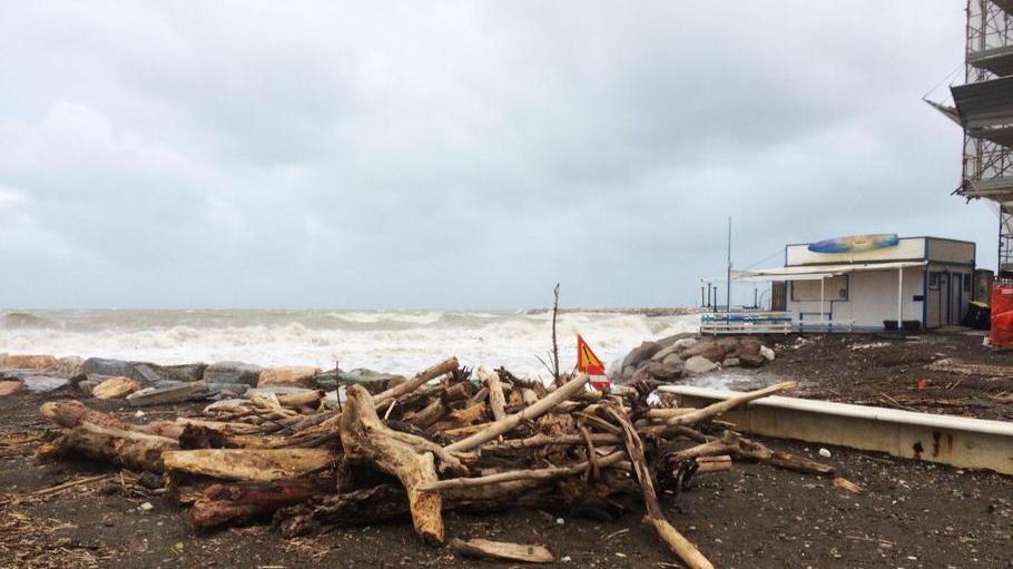Maltempo a Marina di Cecina: la mareggiata si è mangiata la spiaggia di Villa Ginori - Video
