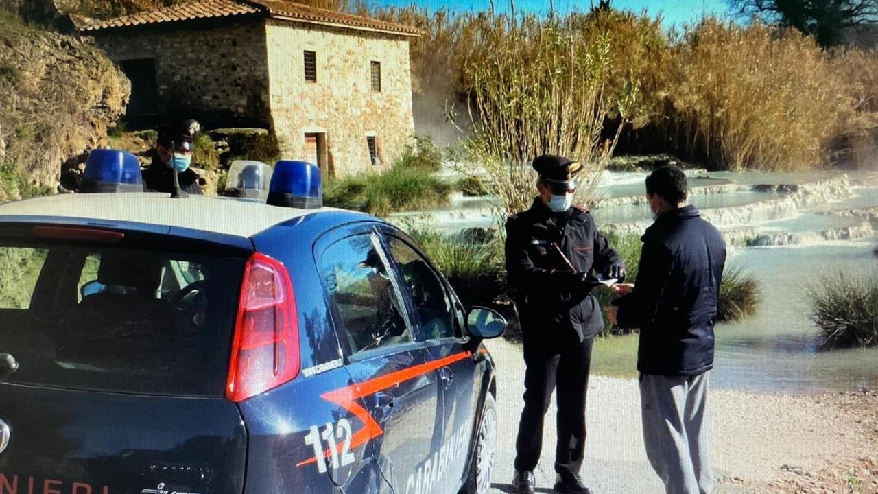 Controlli dei carabinieri alle Cascate termali del Gorello a Saturnia