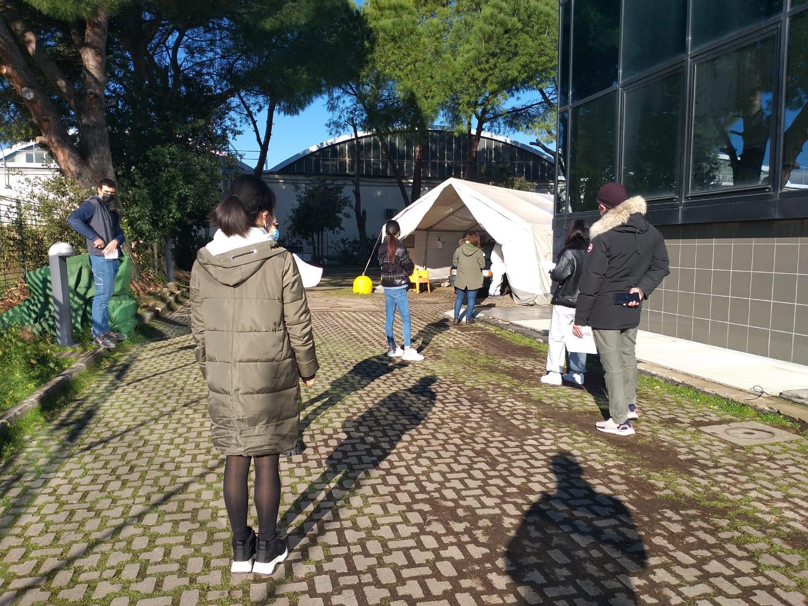 La fila per i tamponi rapidi all'Istituto medico toscano di via Barsanti