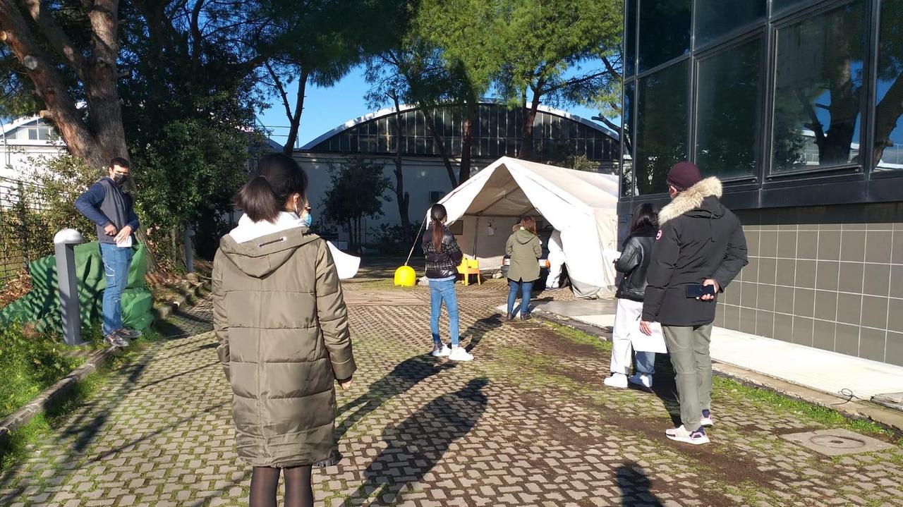 La fila per i tamponi rapidi all'Istituto medico toscano di via Barsanti