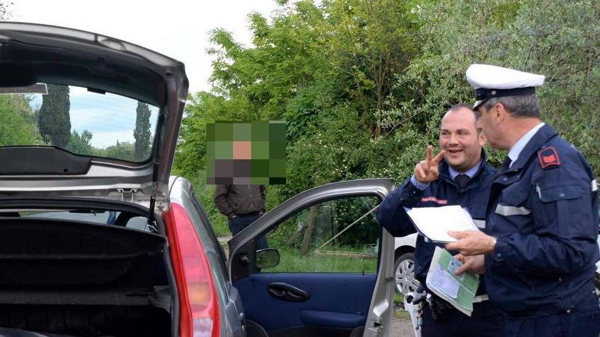 Un controllo della polizia locale sulle strade dell’Alta Valdera