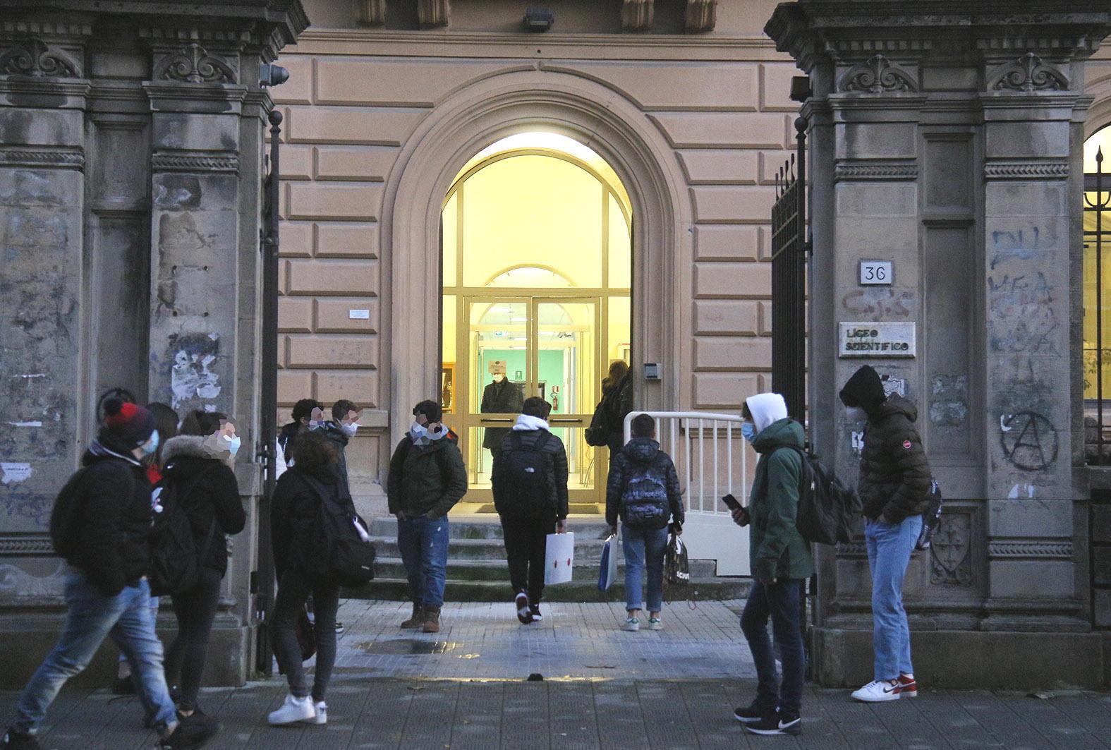 L'ingresso degli studenti in un istituto superiore pisano