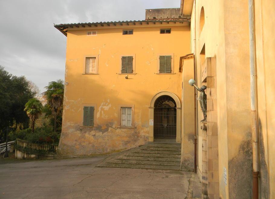 L’ingresso dell’ex manicomio di Maggiano dove verrà sistemata la pietra d’inciampo