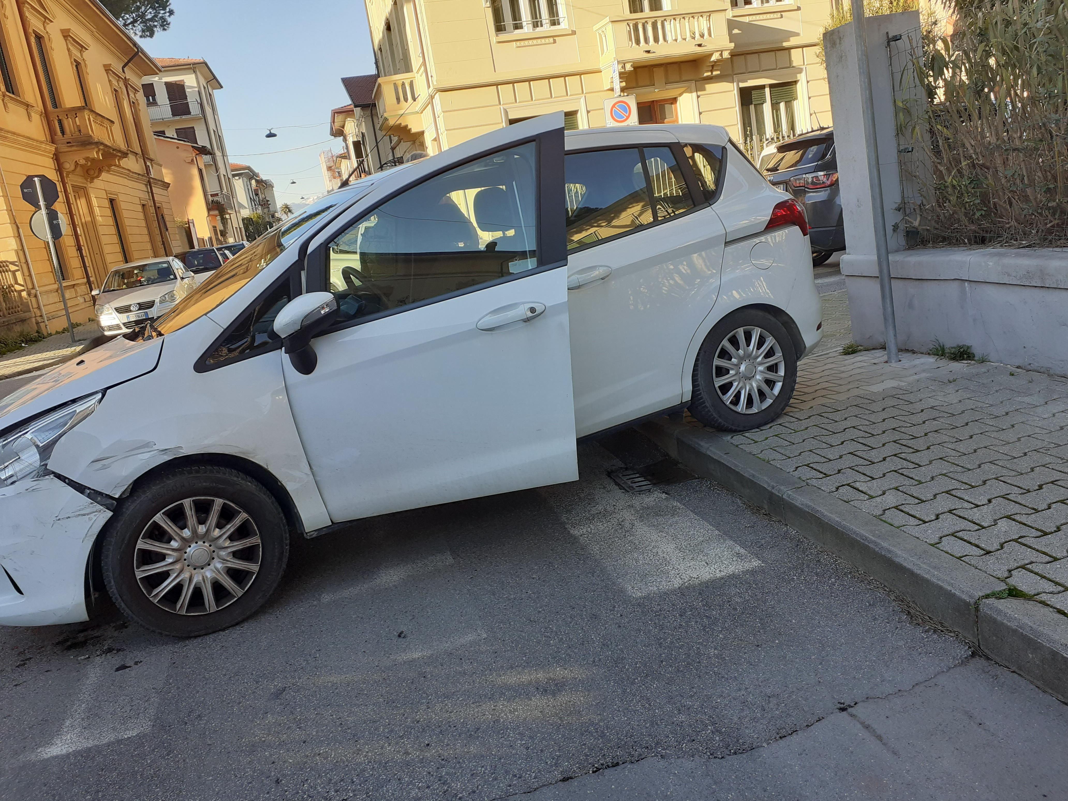 Ancora un incidente in Darsena all'incrocio maledetto