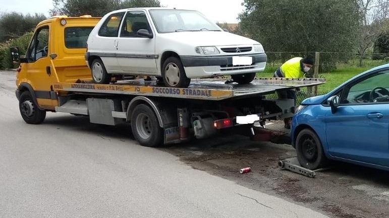 Discarica di auto a San Martino, ci risiamo Via quattro vetture, sanzioni da 1000 euro