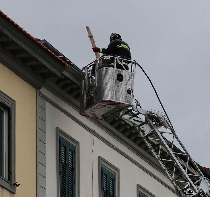 Cornicione precipitato riparato il tetto danneggiato 