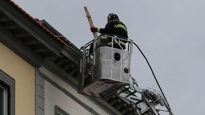 Cornicione precipitato riparato il tetto danneggiato