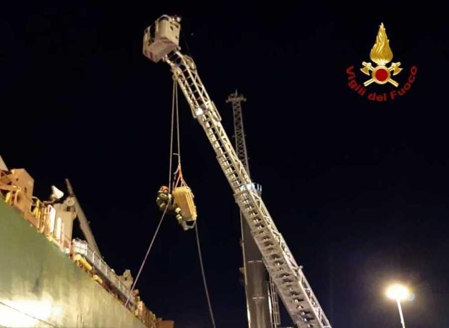 Operaio cade in porto tre ore per estrarlo dalla stiva della nave 