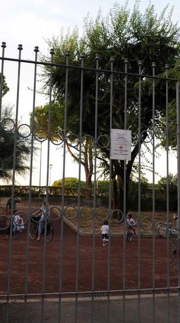 Mostra i genitali a una ragazzina ai giardinetti 