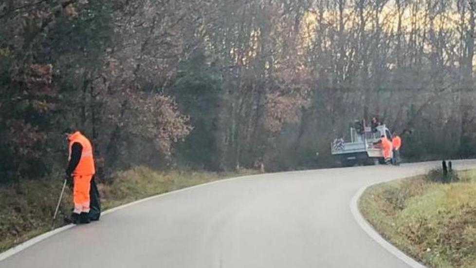 Mezza tonnellata di rifiuti abbandonati lungo le strade