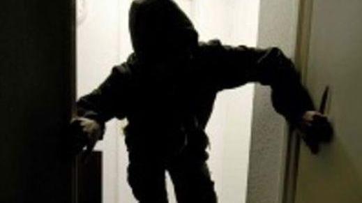 Un furto in abitazione si trasforma in rapina In fuga quattro persone
