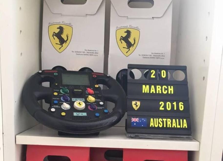 Ci sono volanti e il casco di Barrichello