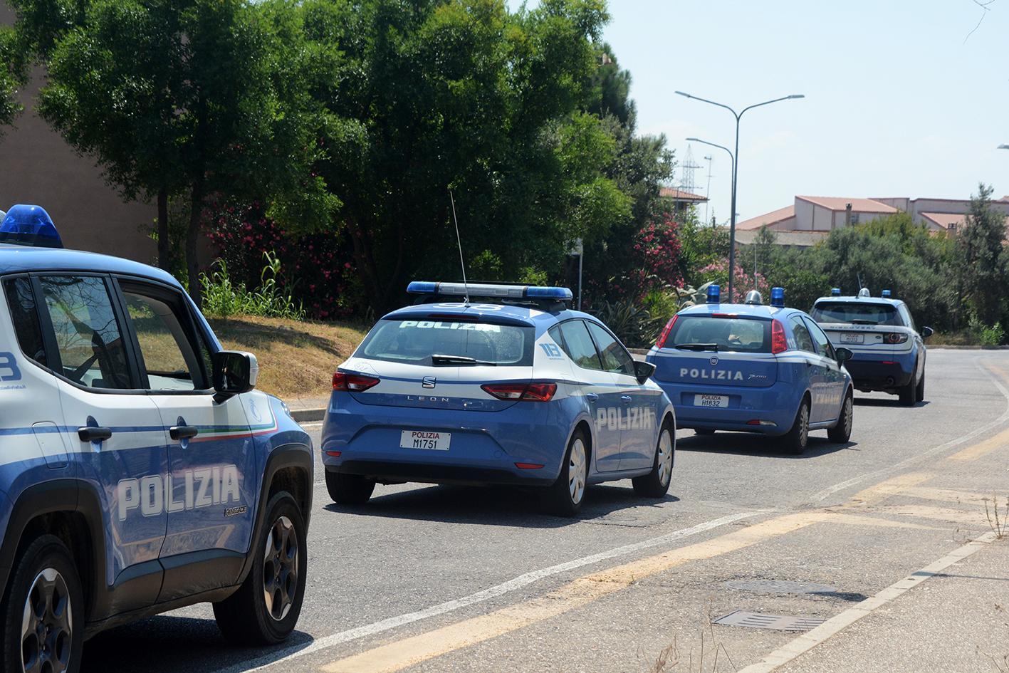 Fuggono in bagno col bicchiere per non farsi multare dalla polizia