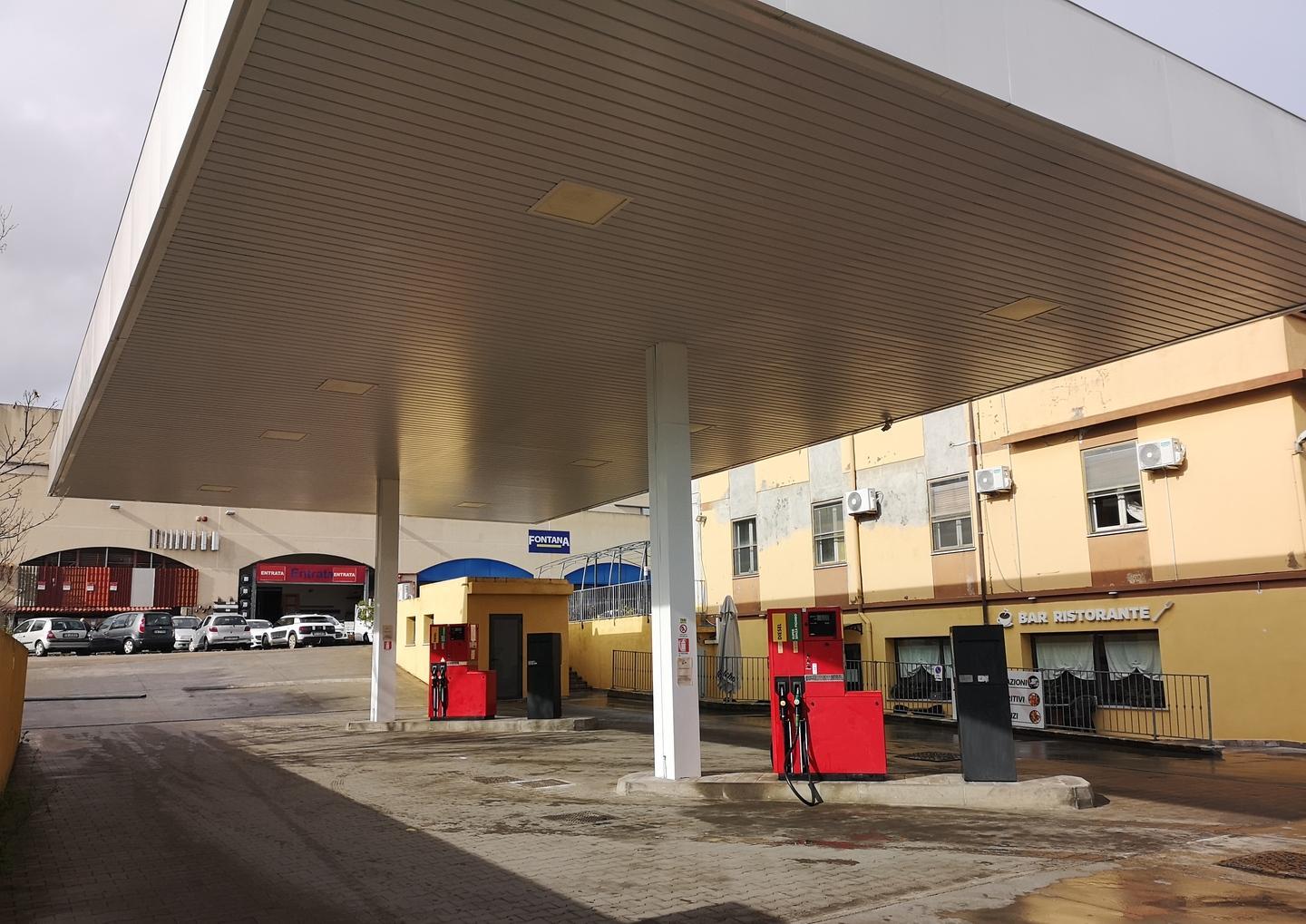 Raid nel bar della stazione di servizio On accanto a Bricoman