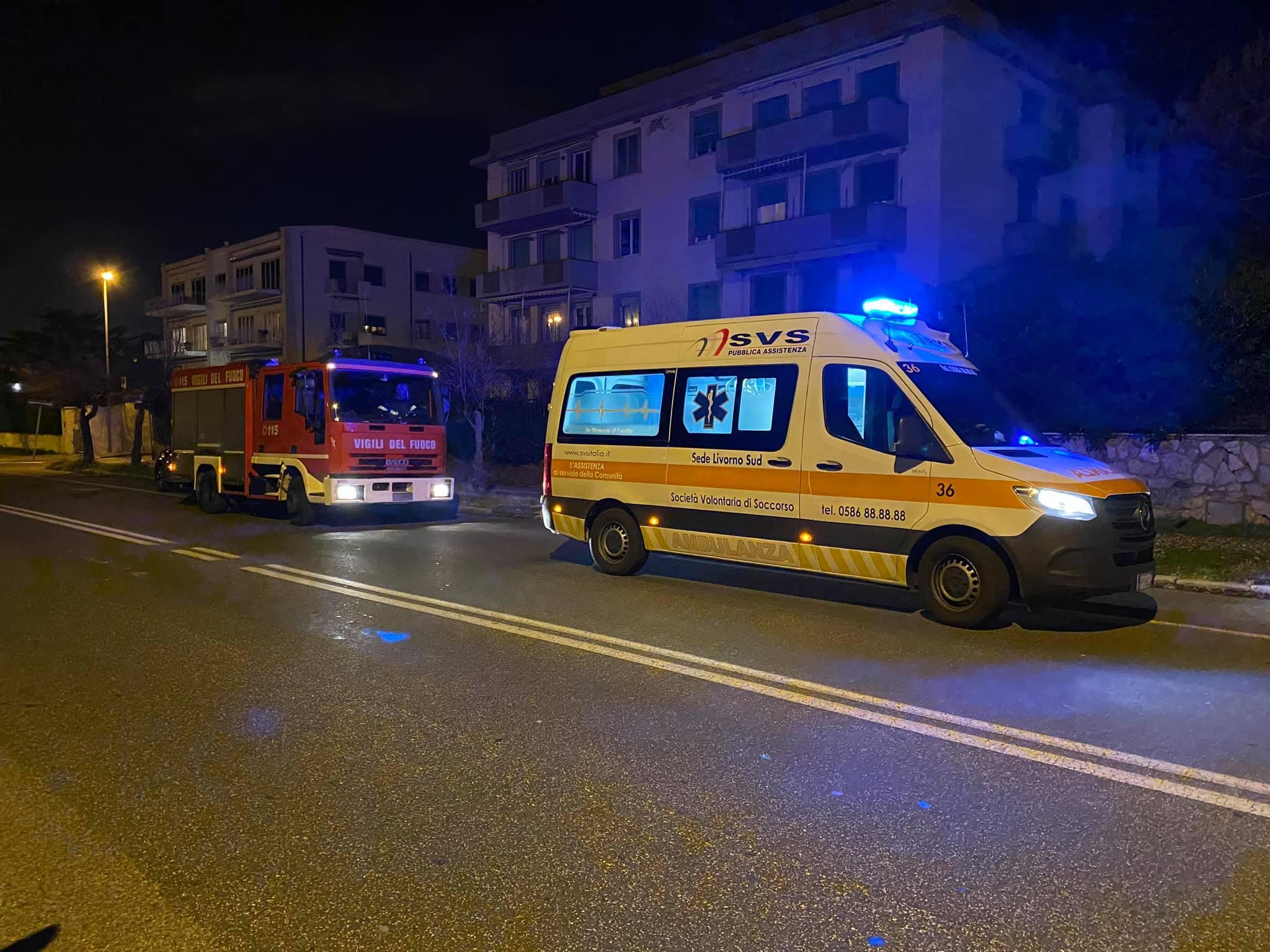 Un'ambulanza della Svs con i vigili del fuoco (foto d'archivio)