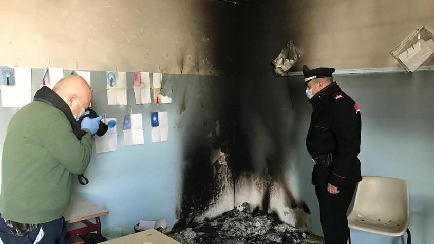Alla scuola di Ribolla, dopo i vandali si contano i danni: 50mila euro di lavori