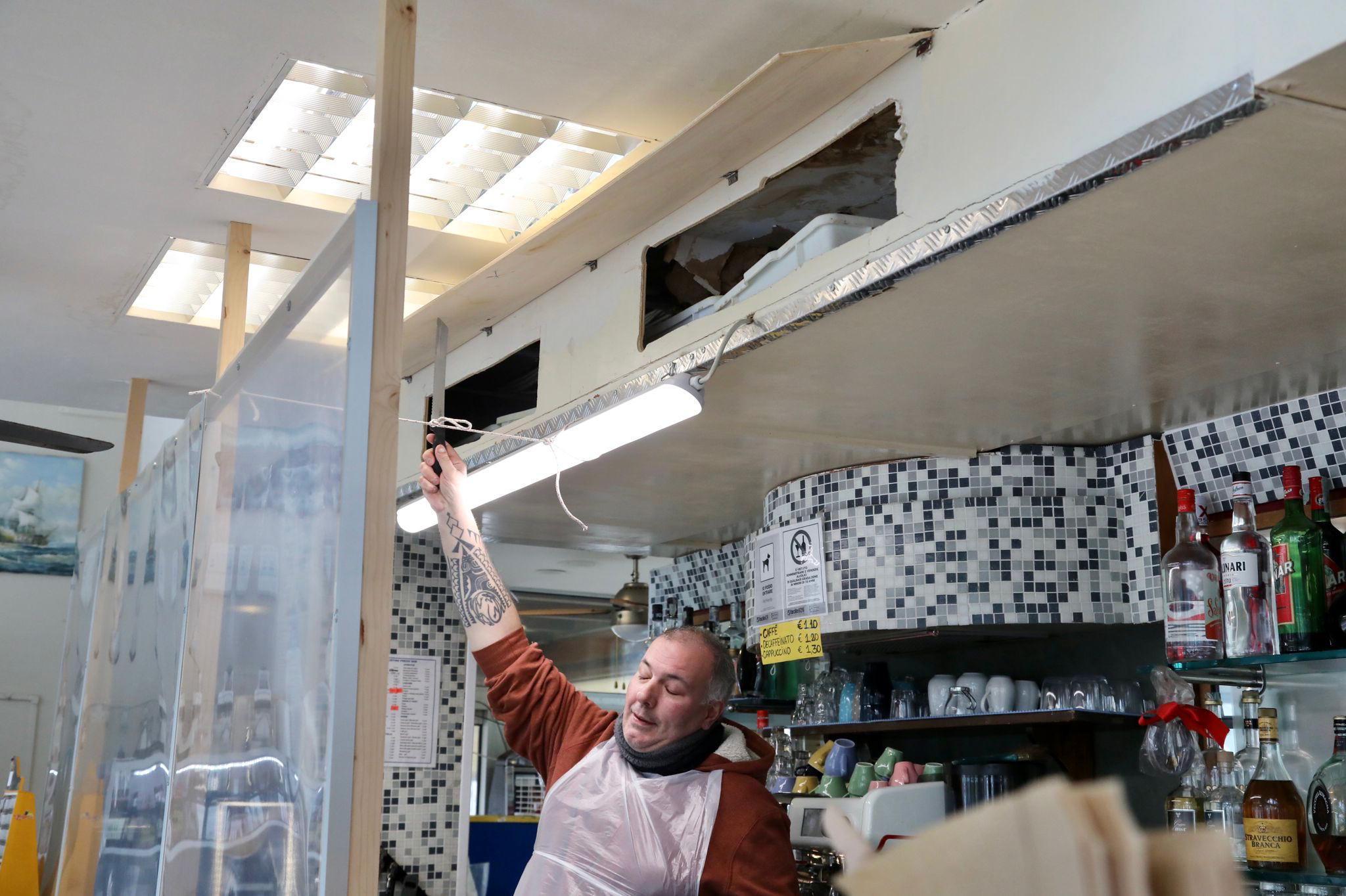 Il gestore del bar ristorante Il Delfino indica il punto dove è crollato il controsoffitto