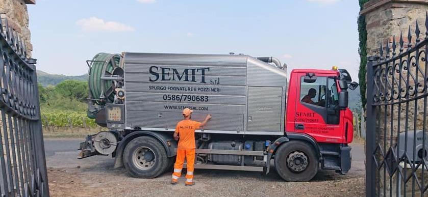 Uno dei mezzi della Semit, al centro di una inchiesta della direzione distrettuale antimafia di Firenze