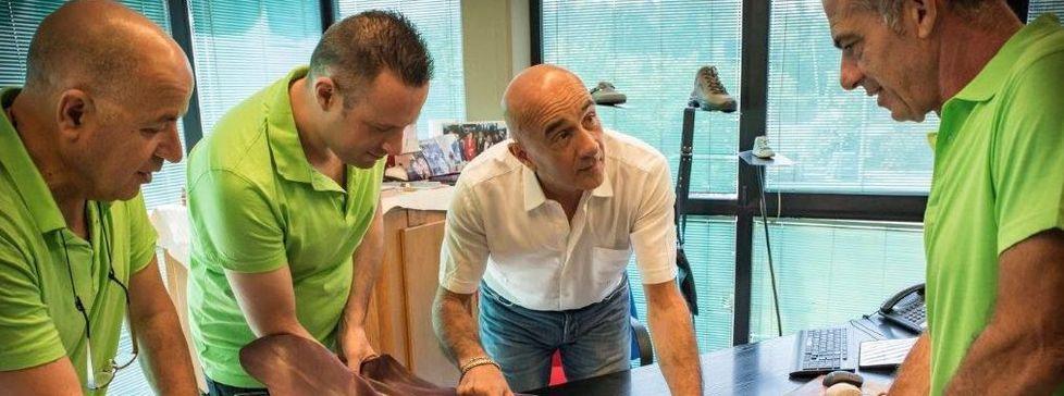 L’imprenditore Sauro Gabbrielli della conceria Vesta insieme ai suoi collaboratori