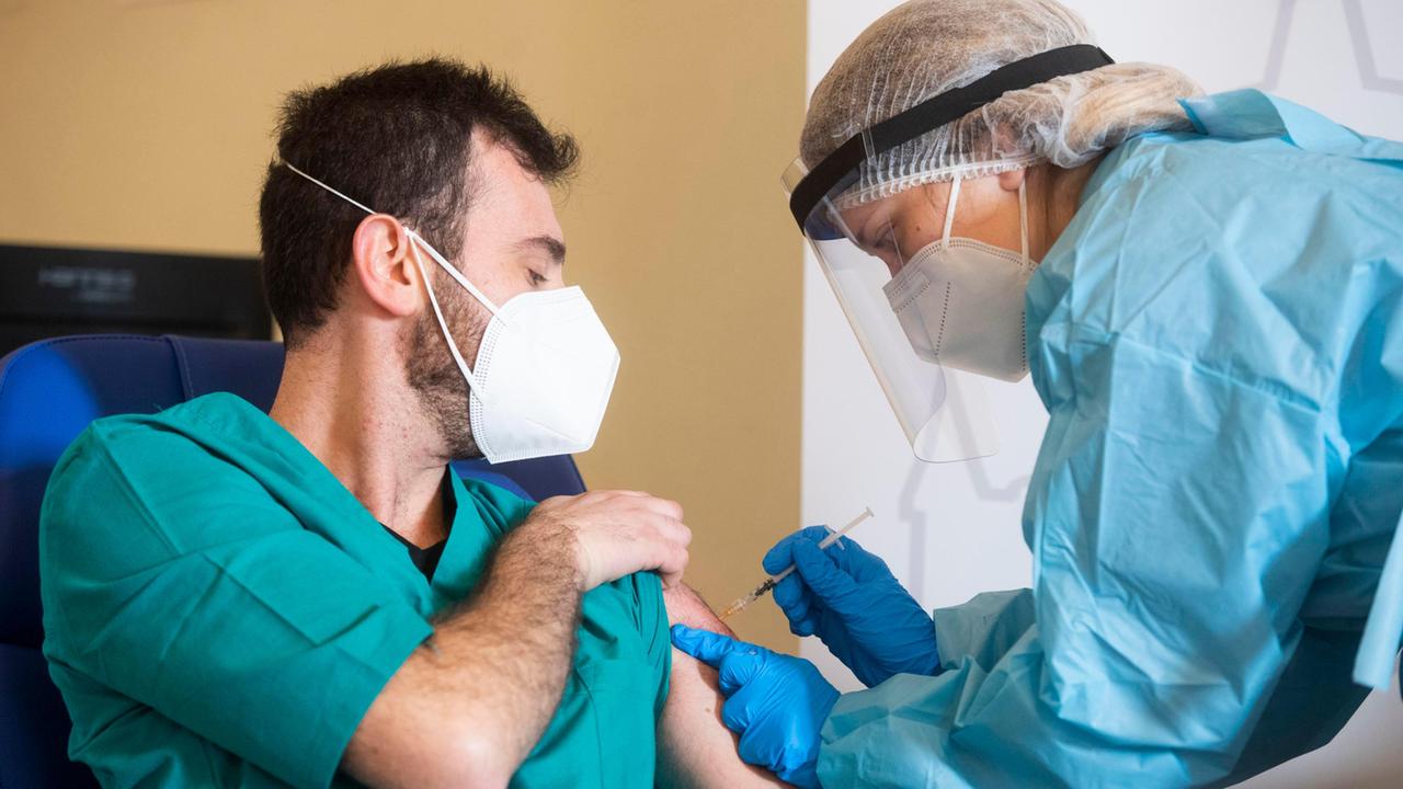 Covid, vaccino: assegnate alla Sardegna altre 65mila dosi