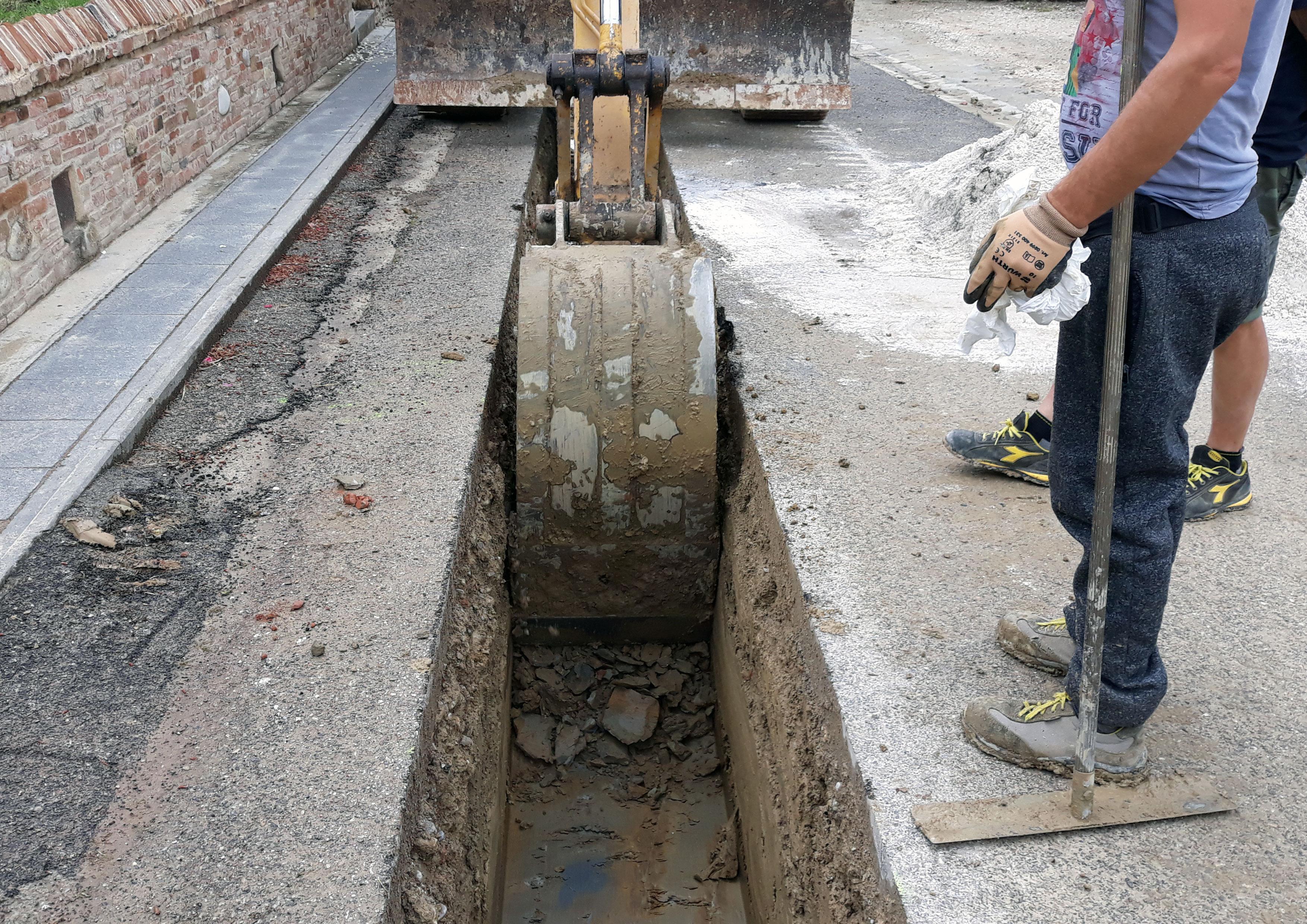 Lavori per una nuova tubazione idrica in via delle Ville a Empoli