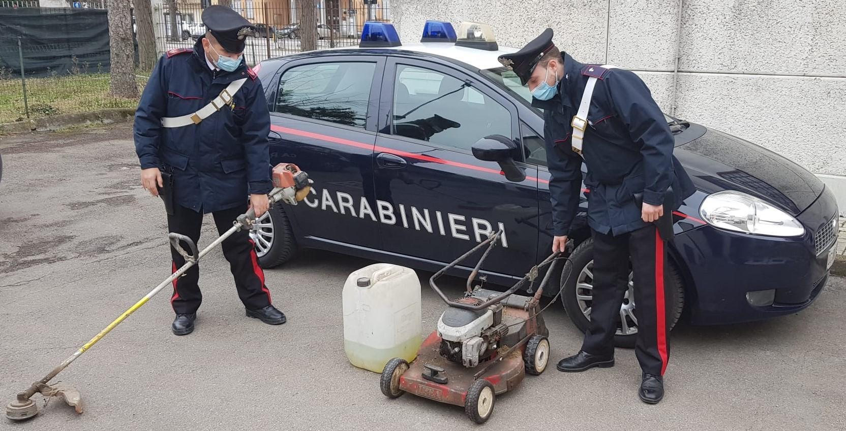 Casumaro, ha in casa attrezzi rubati. I militari: è ricettazione 