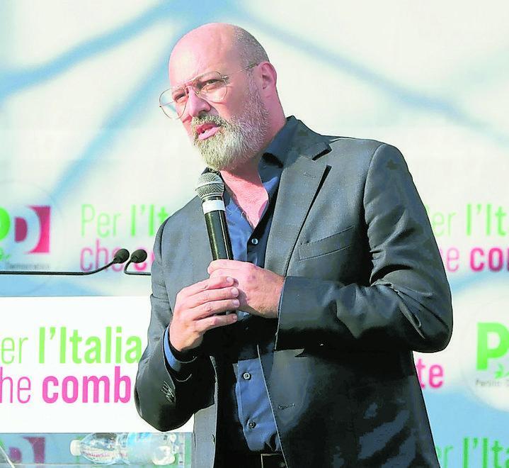 Telefonata sospetta, Bonaccini indagato «Sono trasparente, nessuna ingerenza» 
