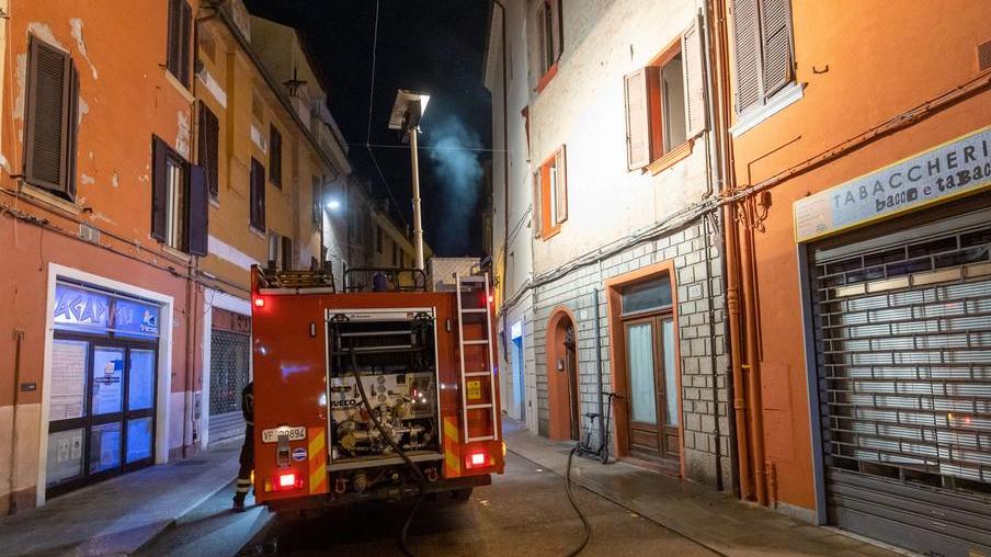 Fiamme dai fornelli. Paura in una casa di via Saraceno