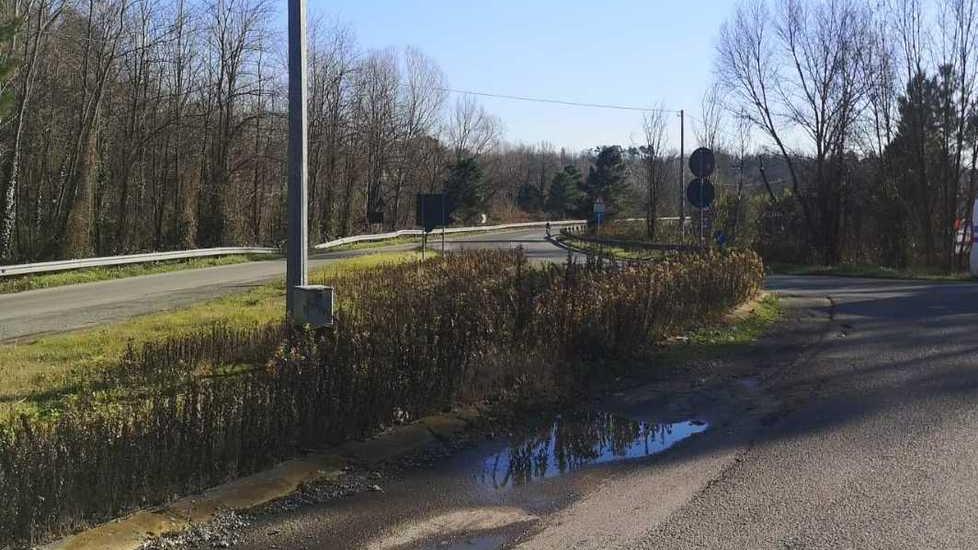 Travolge un ciclista e fugge con la bici incastrata sotto l’auto