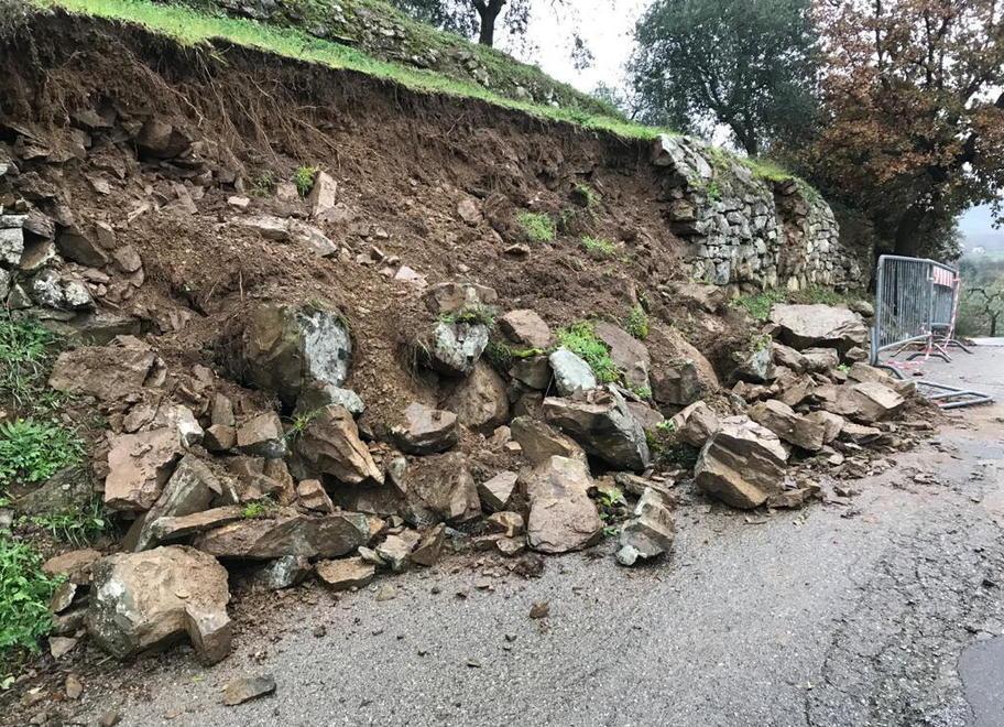 Valdinievole ferita dalle frane e poi restano solo le transenne 