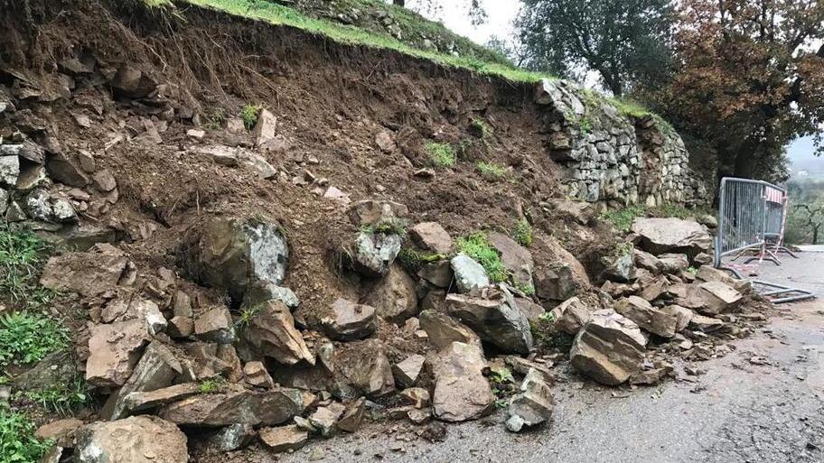 Valdinievole ferita dalle frane e poi restano solo le transenne