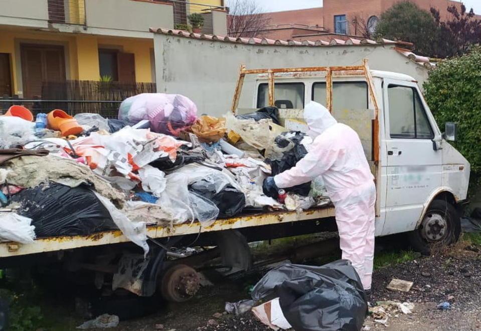 Rimosso il furgone-discarica che ammorbava Avane da anni