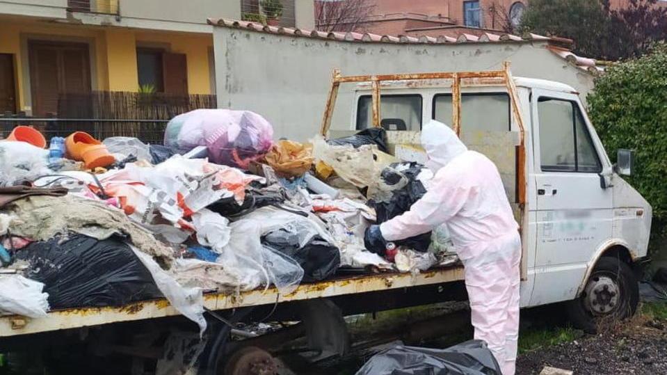 Rimosso il furgone-discarica che ammorbava Avane da anni