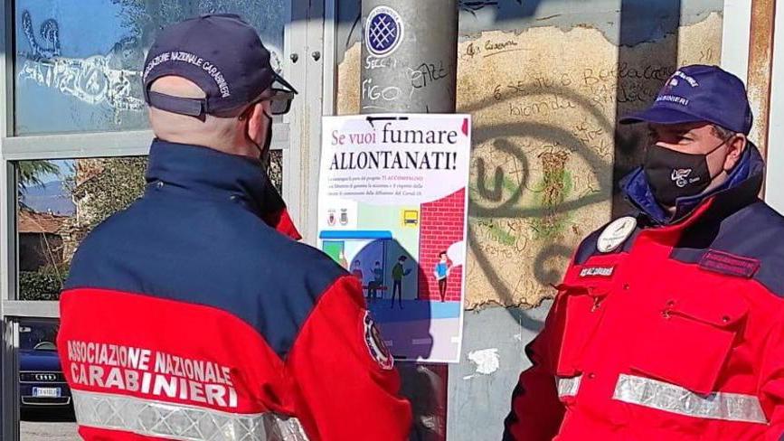 Fumatori lontani dalle fermate bus Parte la campagna