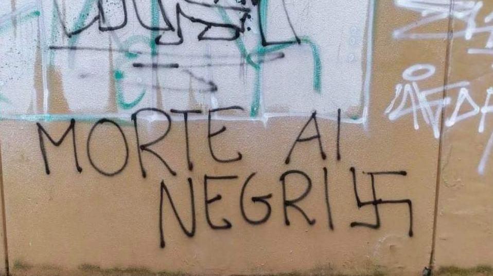 Immortalati dal video mentre imbrattano la palestra della scuola
