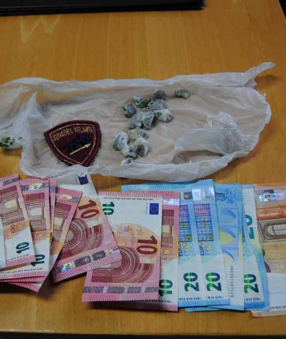 Spaccia davanti a scuola Arrestato un 18enne