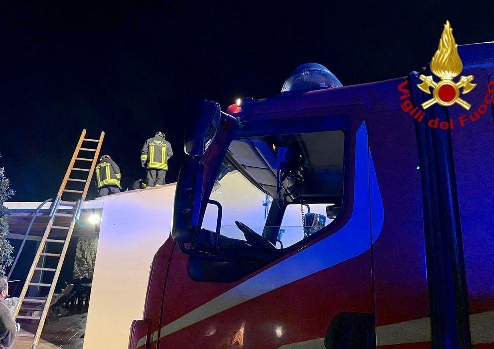 Incendio sul tetto di un’abitazione a Binzolas
