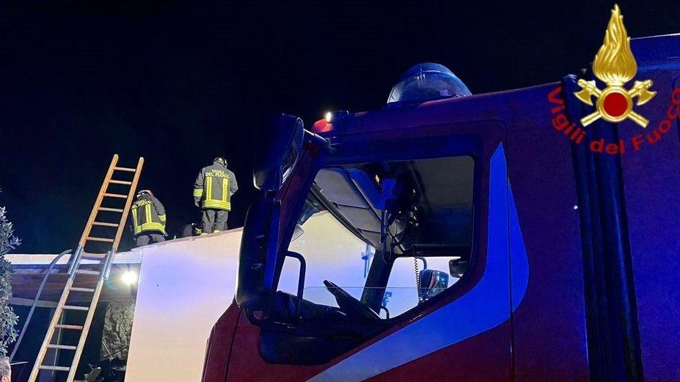 Incendio sul tetto di un’abitazione a Binzolas