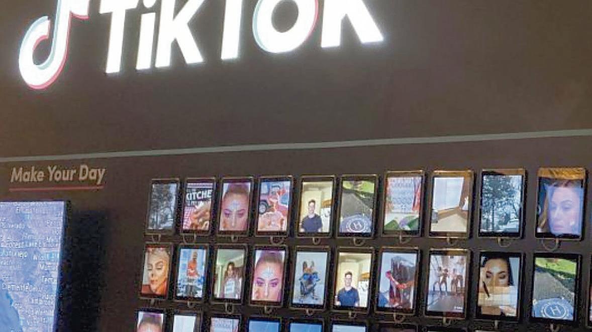 Sfide estreme su Tik Tok, "influencer" di 48 anni denunciata per istigazione al suicidio