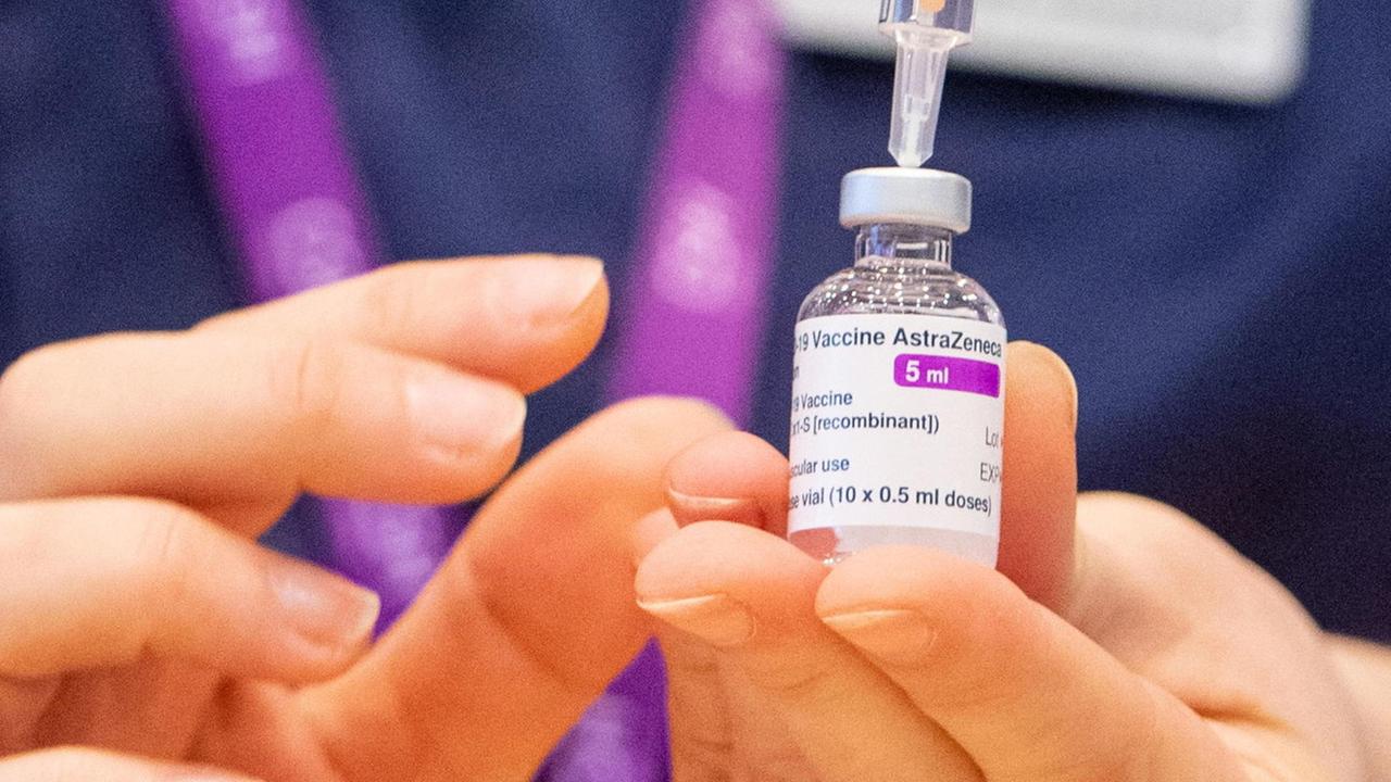 Nuovi tagli alle dosi, salta il piano vaccini in Toscana. Slittano le iniezioni alla popolazione