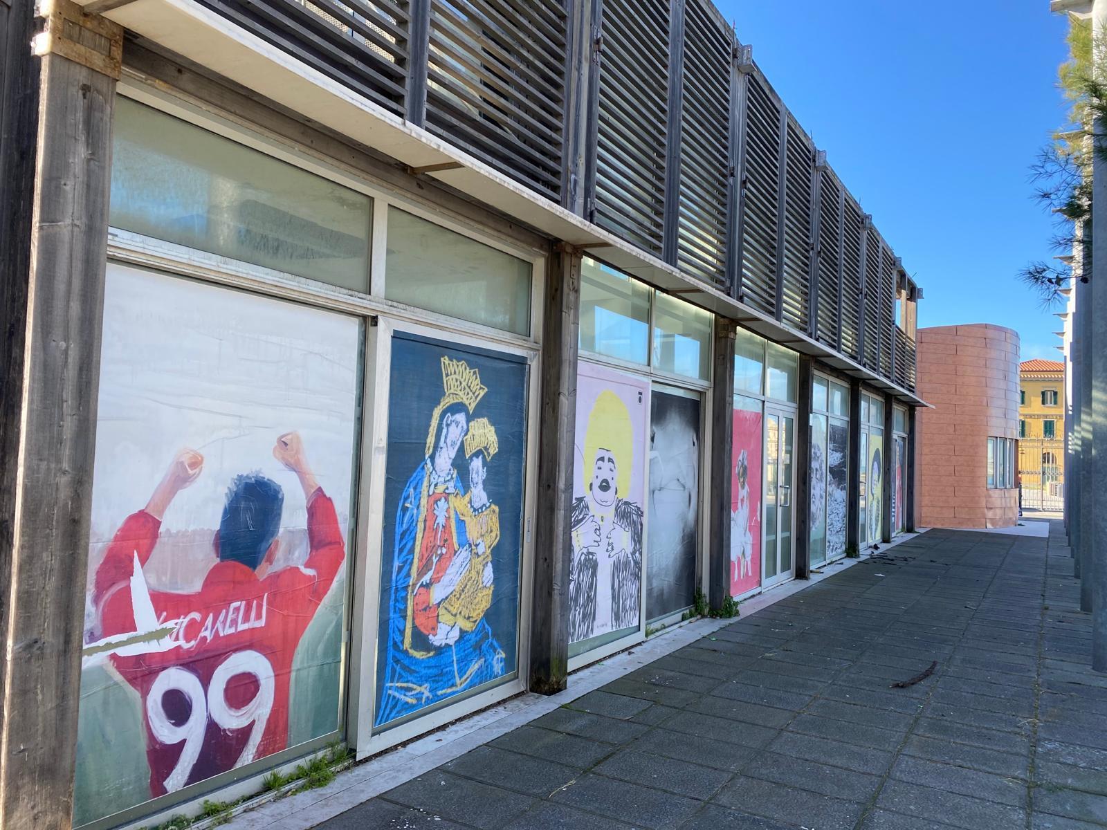 La galleria di immagini-simbolo contro il degrado che sono state realizzate nei mesi scorsi sulle vetrine dell’ex El Tiburon da un gruppo di artisti della città