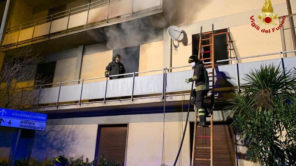 L'intervento dei vigili del fuoco in via Boni