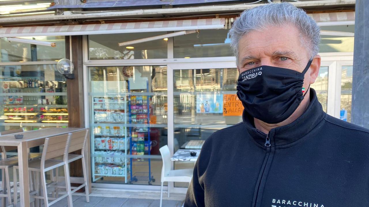 Luca Candian di Zanzibar, una delle poche baracchine regolarmente aperte